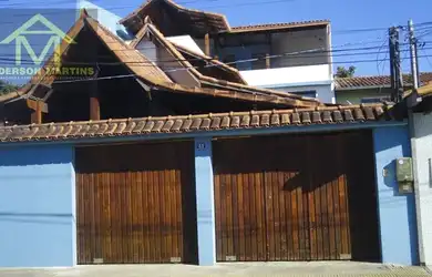 Imagem: A casa possui 4 Dormitórios, 3 Banheiros, 2 Vagas na garagem