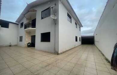 Imagem: A casa possui 3 Dormitórios, 4 Banheiros, 5 Vagas na garagem