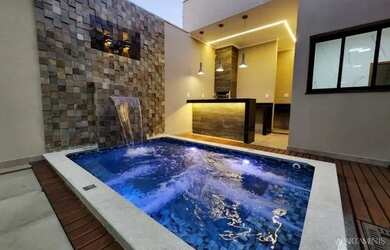 Imagem: A casa possui 3 Dormitórios, 2 Banheiros, 2 Vagas na garagem