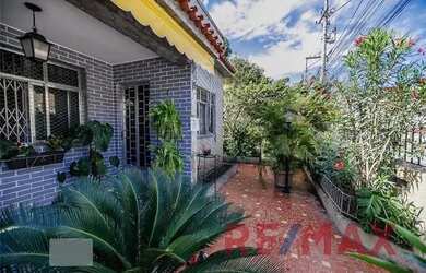 Imagem: A casa possui 3 Dormitórios, 1 Banheiro, 2 Vagas na garagem