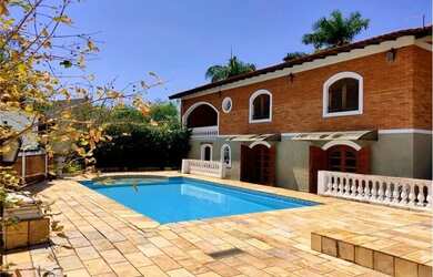 Imagem: A casa possui 4 Dormitórios, 5 Banheiros, 5 Vagas na garagem