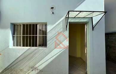 Imagem: A casa possui 3 Dormitórios, 1 Banheiro, 2 Vagas na garagem