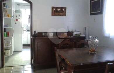 Imagem: A casa possui 3 Dormitórios, 3 Banheiros, 4 Vagas na garagem