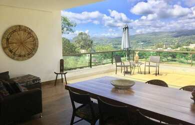 Imagem: A casa possui 4 Dormitórios, 5 Banheiros, 5 Vagas na garagem