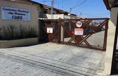 Imagem: A casa possui 2 Dormitórios, 2 Banheiros, 2 Vagas na garagem