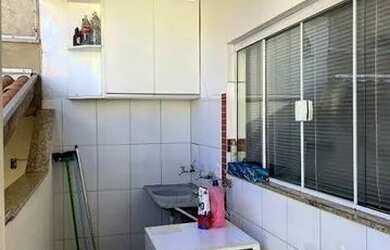 Imagem: A casa possui 3 Dormitórios, 2 Banheiros, 2 Vagas na garagem