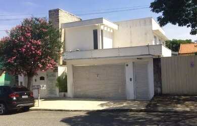 Imagem: A casa possui 5 Dormitórios, 4 Banheiros, 2 Vagas na garagem