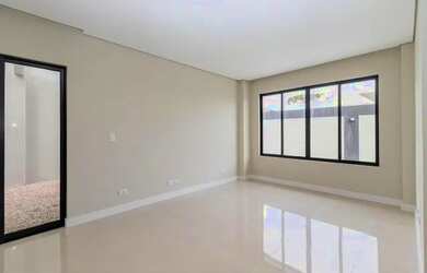 Imagem: A casa possui 3 Dormitórios, 2 Banheiros, 2 Vagas na garagem