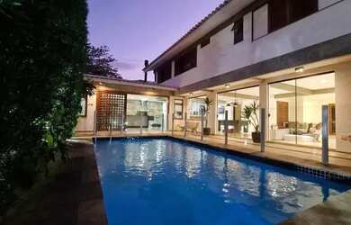 Imagem: A casa possui 2 Dormitórios, 2 Banheiros, 2 Vagas na garagem