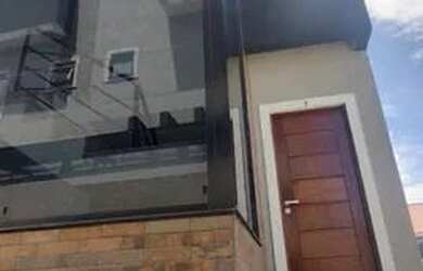 Imagem: A casa possui 3 Dormitórios, 3 Banheiros, 2 Vagas na garagem