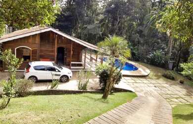 Imagem: A casa possui 3 Dormitórios, 2 Banheiros, 3 Vagas na garagem