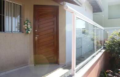 Imagem: A casa possui 3 Dormitórios, 1 Banheiro, 2 Vagas na garagem