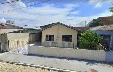 Imagem: A casa possui 4 Dormitórios, 1 Banheiro, 2 Vagas na garagem