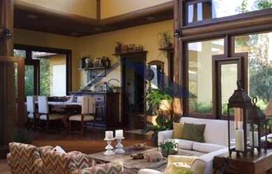 Imagem: A casa à venda possui 4 Dormitórios, 5 Banheiros, 2 Vagas