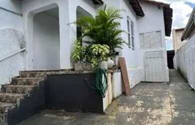 Imagem: A casa possui 2 Dormitórios, 2 Banheiros, 2 Vagas na garagem