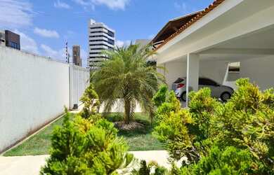 Imagem: A casa possui 4 Dormitórios, 5 Banheiros, 5 Vagas na garagem