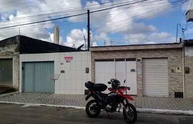 Imagem: A casa possui 3 Dormitórios, 2 Banheiros, 1 Vaga na garagem