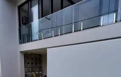 Imagem: A casa possui 4 Dormitórios, 5 Banheiros, 2 Vagas na garagem