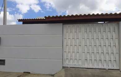 Imagem: A casa possui 3 Dormitórios, 1 Banheiro e 1 Vaga na garagem