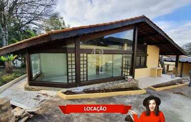 Imagem: A casa possui 3 Dormitórios, 5 Banheiros, 4 Vagas na garagem