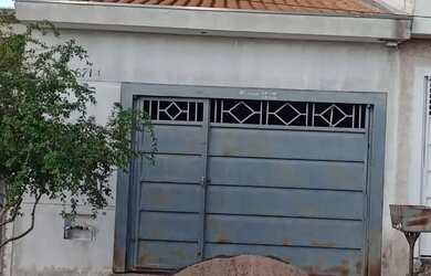 Imagem: A casa possui 2 Dormitórios, 1 Banheiro, 1 Vaga na garagem