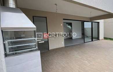 Imagem: A casa possui 4 Dormitórios, 4 Banheiros, 4 Vagas na garagem