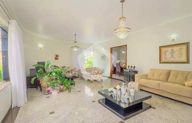 Imagem: A casa possui 3 Dormitórios, 1 Banheiro, 4 Vagas na garagem