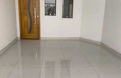 Imagem: A casa possui 2 Dormitórios, 1 Banheiro, 2 Vagas na garagem