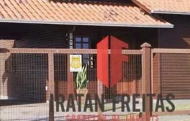 Imagem: A casa possui 3 Dormitórios, 2 Banheiros, 1 Vaga na garagem