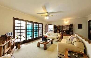 Imagem: A casa possui 4 Dormitórios, 5 Banheiros, 4 Vagas na garagem