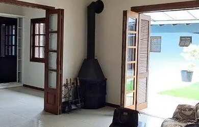 Imagem: A casa possui 4 Dormitórios, 4 Banheiros, 5 Vagas na garagem