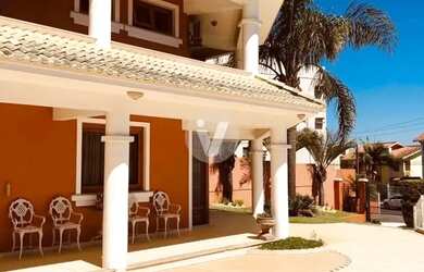 Imagem: A casa possui 4 Dormitórios, 5 Banheiros, 2 Vagas na garagem