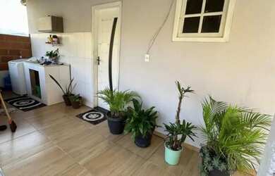Imagem: A casa possui 2 Dormitórios, 1 Banheiro e 1 Vaga na garagem