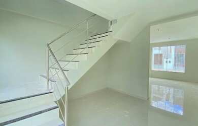 Imagem: A casa possui 4 Dormitórios, 3 Banheiros, 2 Vagas na garagem