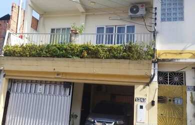 Imagem: A casa possui 3 Dormitórios, 3 Banheiros, 2 Vagas na garagem