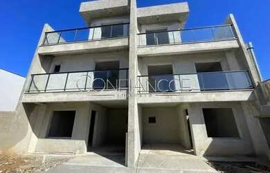 Imagem: A casa possui 3 Dormitórios, 2 Banheiros, 2 Vagas na garagem