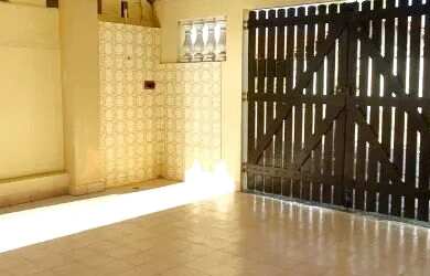 Imagem: A casa possui 2 Dormitórios, 2 Banheiros, 2 Vagas na garagem