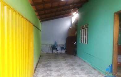 Imagem: A casa possui 3 Dormitórios, 1 Banheiro, 2 Vagas na garagem