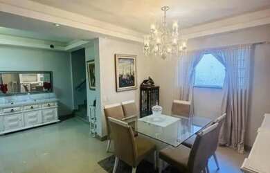 Imagem: A casa possui 4 Dormitórios, 4 Banheiros, 5 Vagas na garagem