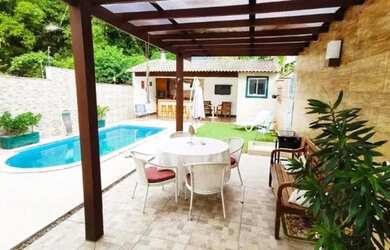 Imagem: A casa possui 4 Dormitórios, 1 Banheiro, 2 Vagas na garagem