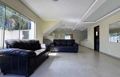 Imagem 10: Excepcional sobrado no Portal do Sol 1, em frente à Praça