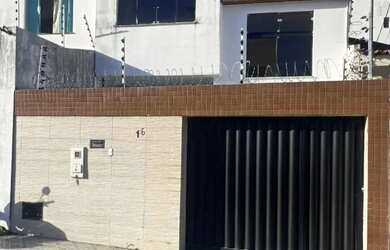 Imagem: A casa possui 3 Dormitórios, 2 Banheiros, 2 Vagas na garagem