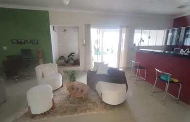 Imagem: A casa possui 4 Dormitórios, 3 Banheiros, 2 Vagas na garagem