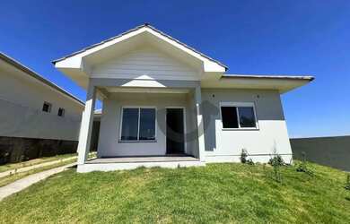 Imagem: A casa em condomínio possui 3 Dormitórios, 2 Banheiros, 3