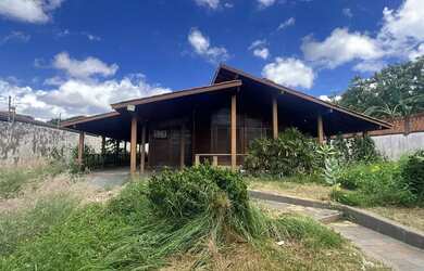 Imagem: A casa possui 3 Dormitórios, 2 Banheiros, 4 Vagas na garagem