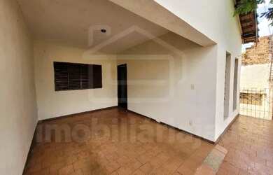 Imagem: A casa possui 2 Dormitórios, 1 Banheiro, 1 Vaga na garagem