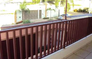 Imagem: A casa possui 4 Dormitórios, 3 Banheiros, 4 Vagas na garagem