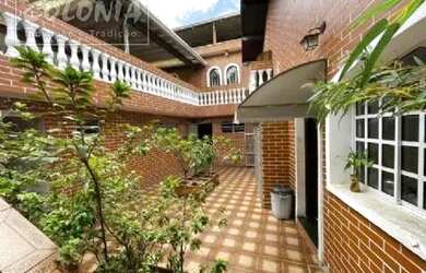 Imagem: A casa possui 3 Dormitórios, 3 Banheiros, 5 Vagas na garagem