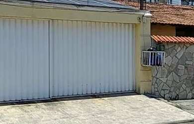 Imagem: A casa possui 4 Dormitórios, 5 Banheiros, 2 Vagas na garagem