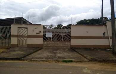 Imagem: A casa possui 3 Dormitórios e 5 Vagas na garagem e está localizado